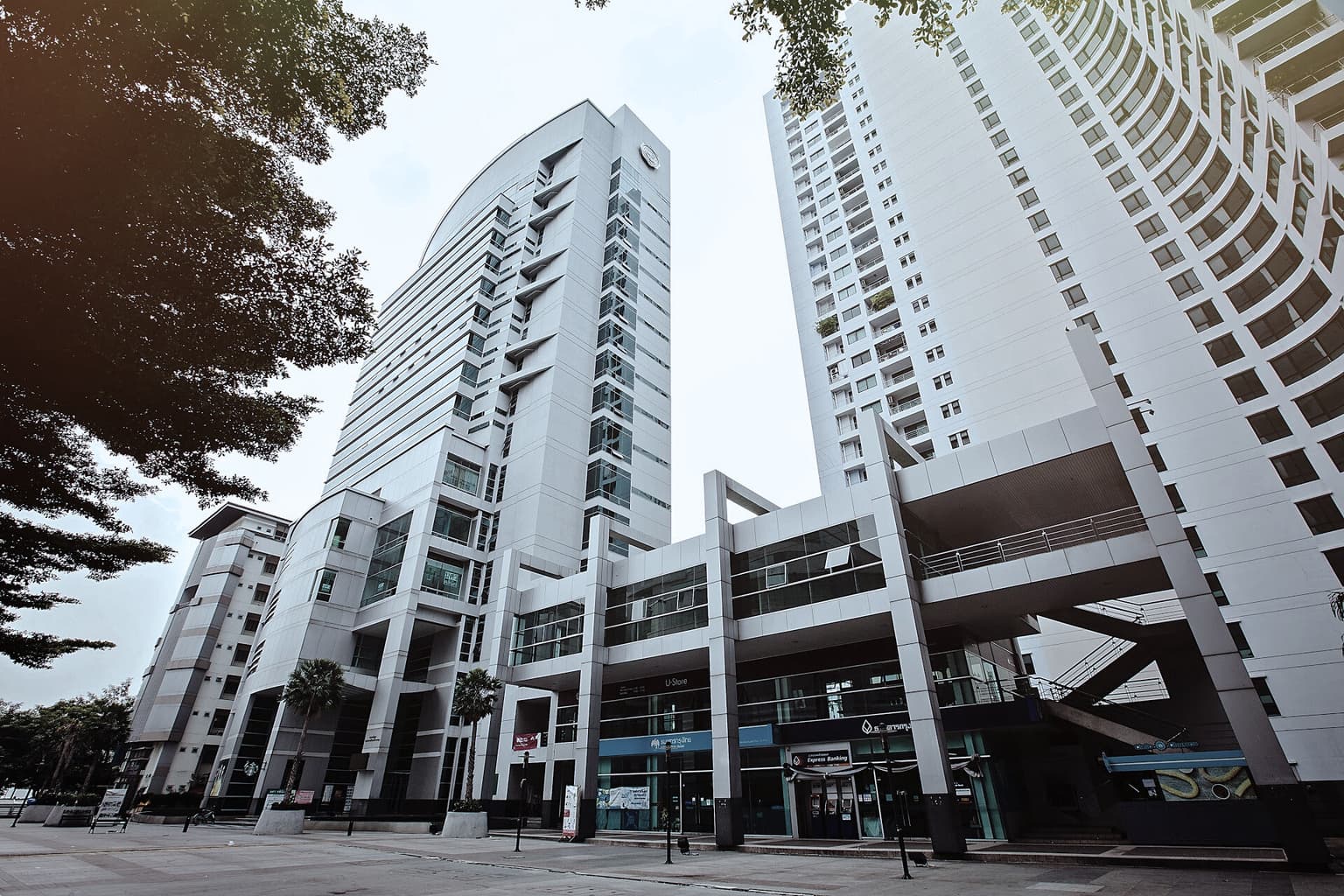 อาคารบริการ ศาสตราจารย์หม่อมหลวงปิ่น มาลากุล